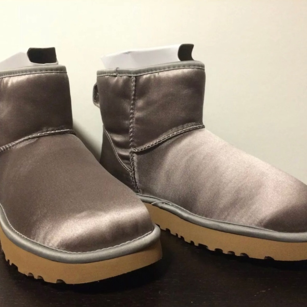 UGG SATAN MINI BOOTS SIZE 6